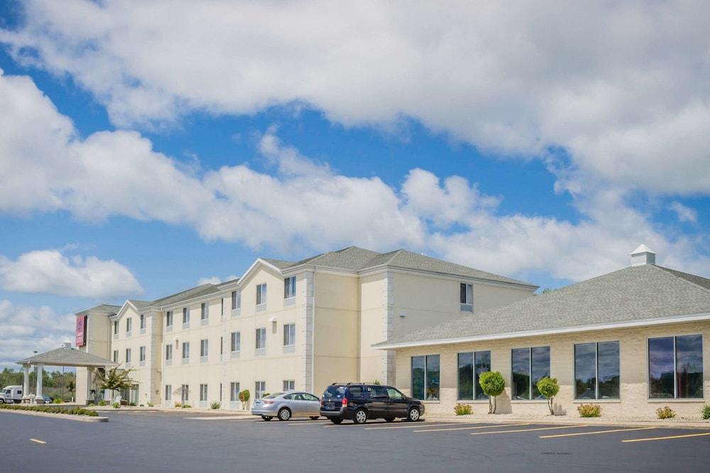 Comfort Suites Escanaba Exterior photo