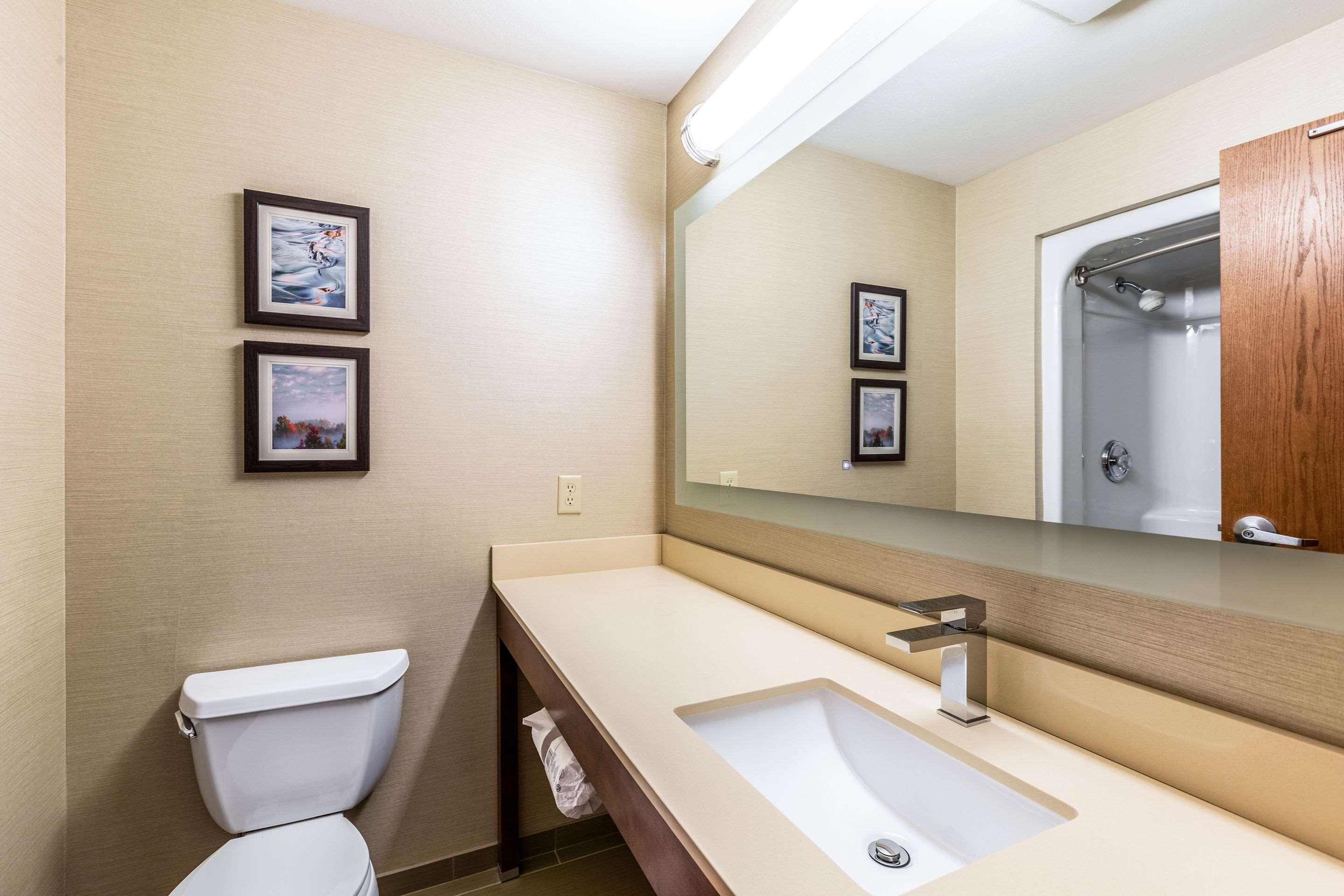 Comfort Suites Escanaba Exterior photo