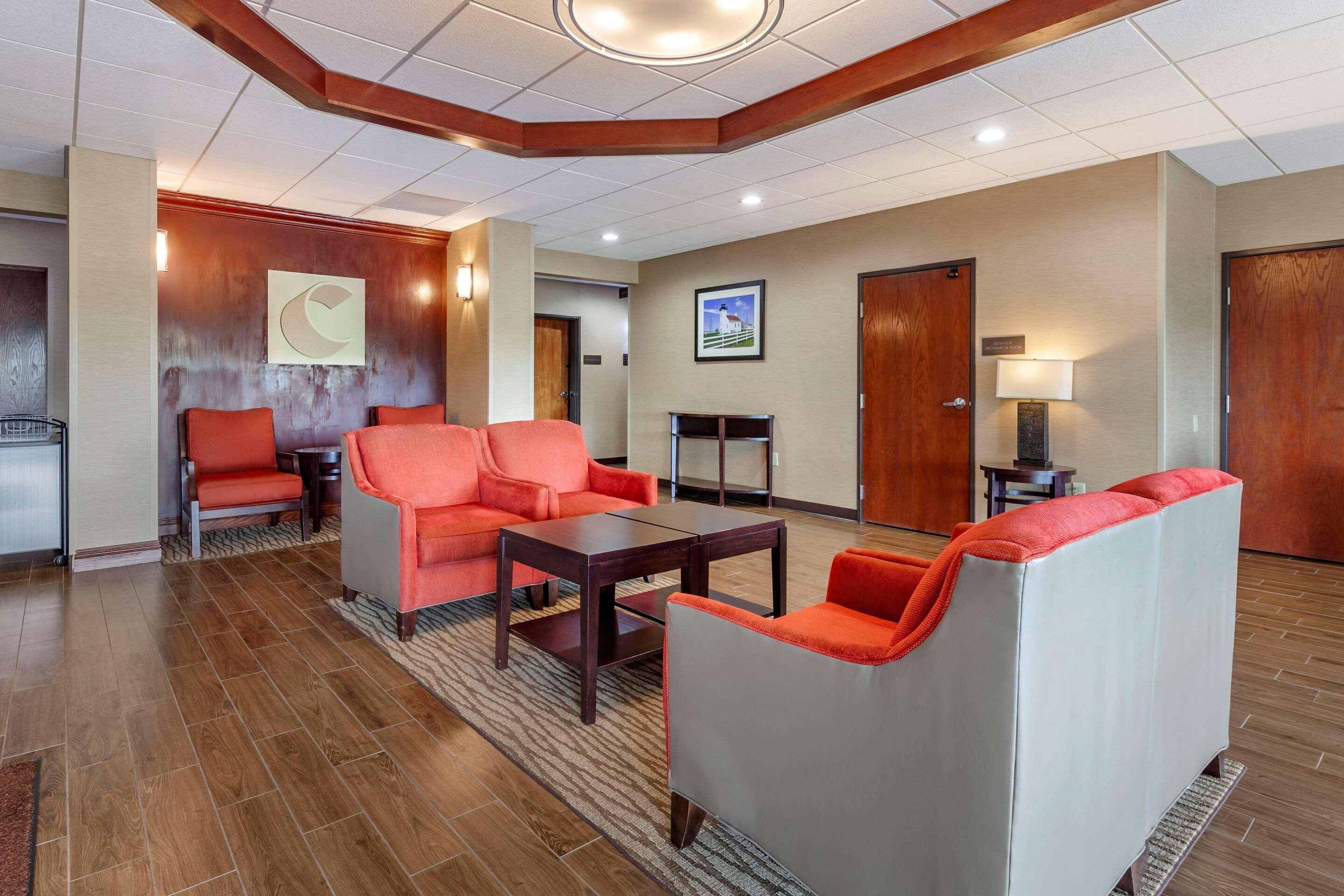 Comfort Suites Escanaba Exterior photo