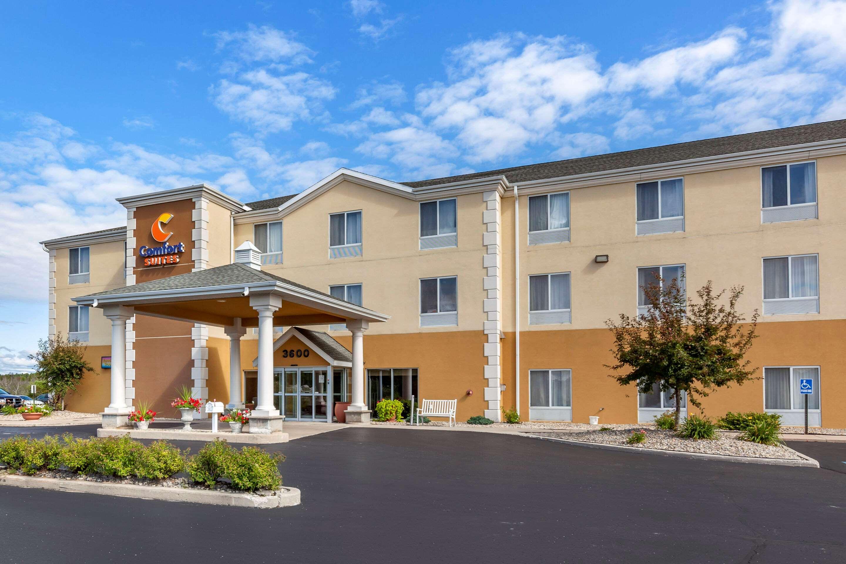 Comfort Suites Escanaba Exterior photo
