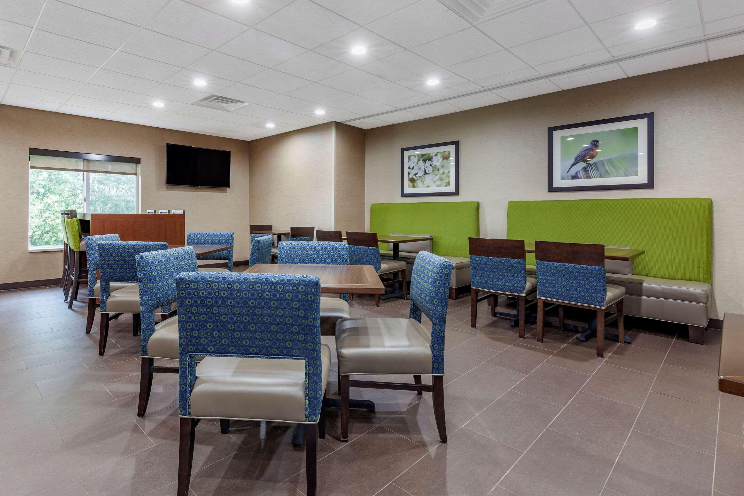 Comfort Suites Escanaba Exterior photo